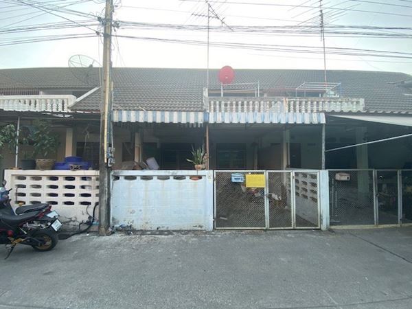 ถูกสุด ทาวน์เฮ้าส์ 2 ชั้น ใกล้ รพ.พุทธโสธร เนื้อที่กว้าง แถมเฟอร์นิเจอร์พร้อมอยู่