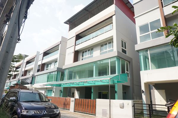 ให้เช่าโฮมออฟฟิศ 4 ชั้น เดอะ เทอร์มินอล สุวรรณภูมิ 54 ตรว 489 ตรม ที่จอดรถ อาคาร 3 คัน นอกอาคารสามารถจอดได้ 100 คัน บนถนนกิ่งแก้ว