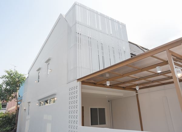 The hauser ขายทาวน์เฮ้าส์ ขนาด 2 ชั้น ห้องหัวมุม ลาดพร้าว 101 แยก 19 ใกล้ รฟฟ