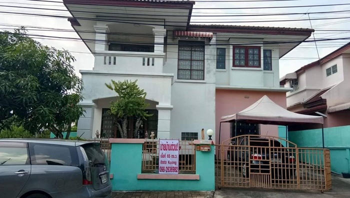 ขายบ้านเดี่ยว หมู่บ้านชมวิว เพชรเกษม81 เนื้อที่ 64.6 ตร.วา เข้าออกได้หลายเส้นทาง