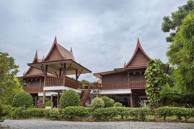 ด่วน ขายบ้านเรือนไทย ไม้สักทั้งหลัง สุพรรณบุรี เพียง19,000,000 ล้านบาท เท่านั้น