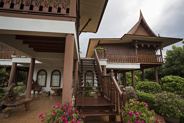 ด่วน ขายบ้านเรือนไทย ไม้สักทั้งหลัง สุพรรณบุรี เพียง19,000,000 ล้านบาท เท่านั้น