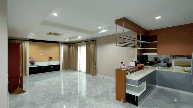ขายบ้านเดี่ยวหลังใหญ่ หมู่บ้านเนอวานา ไอคอน ปิ่นเกล้า ถ.พุทธมณฑลสาย 2 ที่ดิน 174.8 ตร.ว.