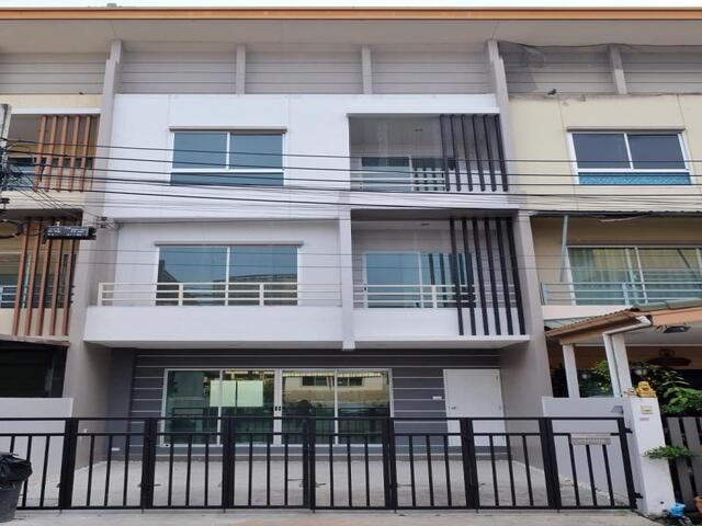 ให้เช่าทาวน์โฮม 3 ชั้น รีโนเวทใหม่ หมู่บ้าน TEMPO TOWN รัตนาธิเบศร์-ไทรม้า ใกล้รถไฟฟ้า