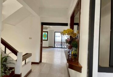 ให้เช่าโฮมออฟฟิศ 4ชั้น ย่านนานา สุขุมวิท 4 มี 8 ห้องนอน 5 ห้องน้ำ พื้นที่ใช้สอย500ตรม. จอดรถ4คัน
