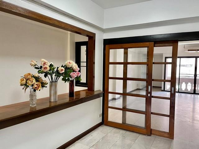 ให้เช่าโฮมออฟฟิศ 4ชั้น ย่านนานา สุขุมวิท 4 มี 8 ห้องนอน 5 ห้องน้ำ พื้นที่ใช้สอย500ตรม. จอดรถ4คัน