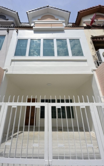 ขายทาวน์โฮม3ชั้น รามอินทรา40 ซอยนวลจันทร์ เนื้อที่ 22.5ตรว มี 4ห้องนอน 2ห้องน้ำ เพิ่งรีโนเวท