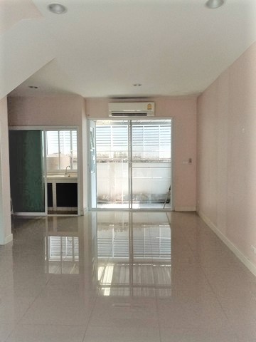 ให้เช่าทาวน์โฮม 3 ชั้น  บ้านกลางเมือง ราม 39 ใกล้ เป็นบ้านเปล่า ย่านรามคำแหง