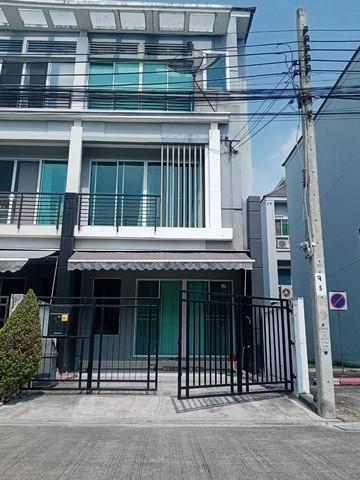 ให้เช่าทาวน์โฮม 3 ชั้น บ้านกลางเมือง รามคำแหง 39 เป็นบ้านเปล่า 3 ห้องนอน 3 ห้องน้ำ พื้นที่ใช้สอย 160 ตรม.มีแอร์ให้ทุกห้อง