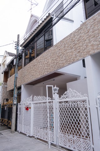 ให้เช่าทาวน์โฮม 3 ชั้น สุขุมวิท44/2 เนื้อที่ 24 ตรว เหมาะอาศัย ทำออฟฟิศ  ใกล้ BTS พระโขนงเพียง 500 เมตร