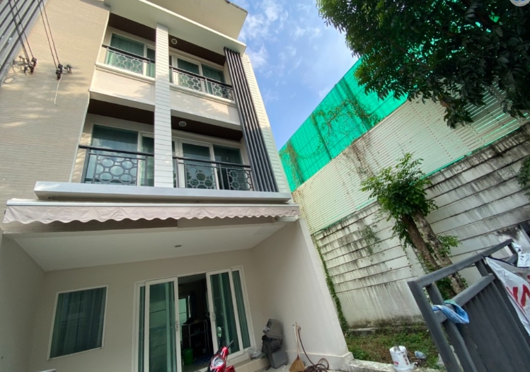 ขายทาวน์โฮม บ้านกลางเมือง พระราม 9 – มอเตอร์เวย์ เนื้อที่ 28 ตรว มี 3 ห้องนอน 3 ห้องน้ำ