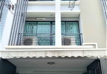ขายทาวน์โฮม 3ชั้น หมู่บ้านกลางเมืองพระราม 9-รามคำแหง 39  เข้าออกได้หลายทาง -เลียบด่วน-ทาวอินทาว ใกล้ม. รามคำแหง โครงการน่าอยู่ ร่มรื่น