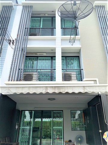 ขายทาวน์โฮม 3ชั้น หมู่บ้านกลางเมืองพระราม 9-รามคำแหง 39  เข้าออกได้หลายทาง -เลียบด่วน-ทาวอินทาว ใกล้ม. รามคำแหง โครงการน่าอยู่ ร่มรื่น