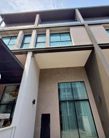 ขายทาวน์โฮม 3.5ชั้น บ้านกลางเมืองวิภาวดี 64 เนื้อที่ 20 ตรว มี 3ห้องนอน 4ห้องน้ำ
