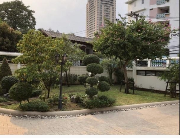 ให้เช่าบ้านเดี่ยว 2 ชั้น สวนพลูซอย 6 ย่านสาทร เนื้อที่ 208ตรว มี 5ห้องนอน 6ห้องน้ำ