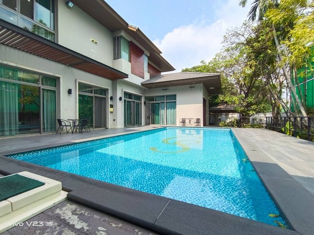 ขายบ้านหลังใหญ่ 2 ชั้น ถ.เฉลิมพระเกียรติ ร.9 พร้อมสระว่ายน้ำส่วนตัว 495 ตารางวา 780 ตรม. 4 ห้องนอน ใกล้สวนหลวง ร.9 พร้อมเฟอร์