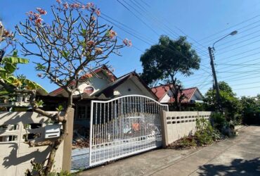 ขายบ้านเดี่ยว หมู่บ้านพรสว่างนิเวศน์ อยู่ซอยต้นๆใกล้ถนนใหญ่ เนื้อที่ 64ตร.ว. เจ้าของขายเอง