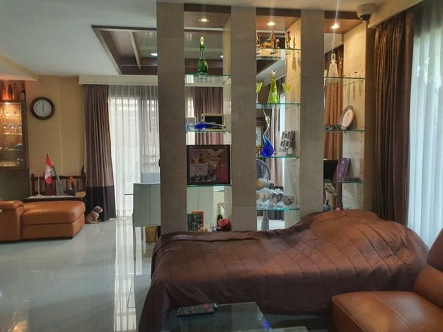 บ้าน – 4 BR ใหญ่ 97 ตารางวา 11000000 บาท.   ทำเลเด่น