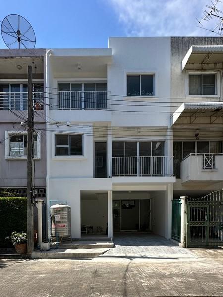 BH2012 ให้เช่าโฮมออฟฟิต 2.5ชั้น ย่านนวมินทร์ 135 ขนาด 3ห้องนอน 3ห้องน้ำ บ้านเปล่า ไม่มีเฟอร์นิเจอร์