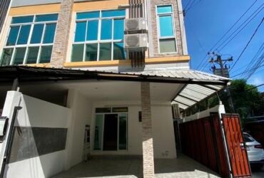 PM-6366 ทาวน์โฮมให้เช่าใกล้โรงเรียนนานาชาติ ย่านเหม่งจ๋าย 4 ห้องนอน ใกล้รถไฟฟ้า MRT ห้วยขวาง