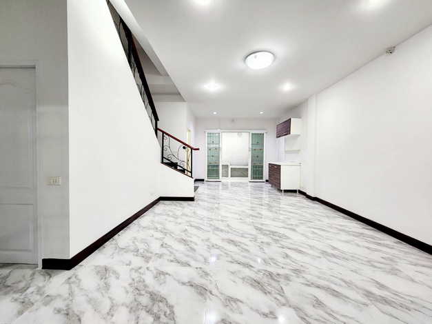 ขายทาวน์เฮ้าส์ 3 ชั้น Modern Town เอกชัย 46 รีโนเวทใหม่ทั้งหลัง