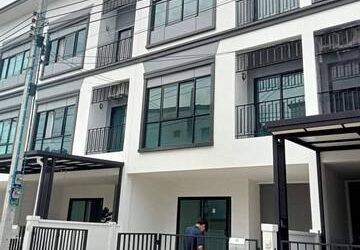 ให้เช่าทาวน์โฮม 3 ชั้น  บ้านลุมพินี ทาวน์เพลส สุขุมวิท-ศรีนครินทร์ สุขุมวิท 113 ใกล้ Bitec บางนา