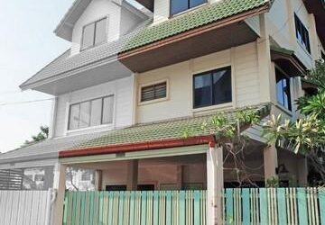 ให้เช่าบ้านแฝด 3 ชั้น หลังมุม 284 ตรม. ซอยลาดพร้าว 93 พร้อมอยู่ ใกล้เลียบด่วน ใกล้รถไฟฟ้า