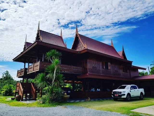 ด่วน มากขายบ้านทรงไทยไม้สักทองเเท้  สุพรรณบุรี ราคาขายเพียง 22 ล้านบาท เท่านั้น