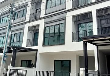 ให้เช่าทาวน์โฮม 3 ชั้น โครงการบ้านลุมพินี ทาวน์เพลส สุขุมวิท ศรีนครินทร์ ใกล้ BTS สำโรง