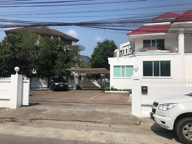 ขายอาคารสำนักงาน 3 ชั้นแปลงมุม 183 ตรว. 595 ตรม. ทาวน์อินทาวน์ ใกล้เลียบด่วน ตกแต่งเรียบร้อย