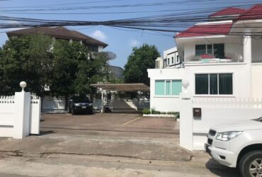 ขายอาคารสำนักงาน 3 ชั้นแปลงมุม 183 ตรว. 595 ตรม. ทาวน์อินทาวน์ ใกล้เลียบด่วน ตกแต่งเรียบร้อย