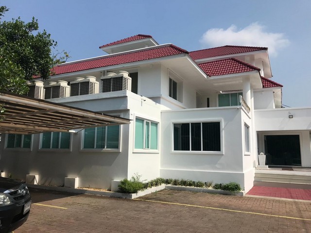 ขายอาคารสำนักงาน 3 ชั้นแปลงมุม 183 ตรว. 595 ตรม. ทาวน์อินทาวน์ ใกล้เลียบด่วน ตกแต่งเรียบร้อย