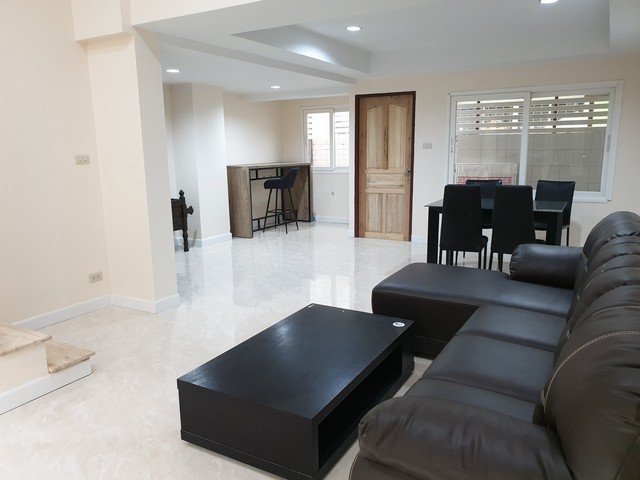 S2266 ให้เช่าทาวน์โฮม 4 ชั้นครึ่ง หมู่บ้านบุษราคัมเพลส ซอยลาดพร้าว 18  ทะลุซอยวิภาวดี 20
