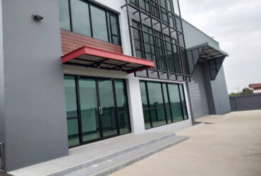 ขายโรงงาน คลังสินค้า พร้อมสำนักงาน3ชั้น สร้างใหม่ สีม่วงเข้มทำเลดี