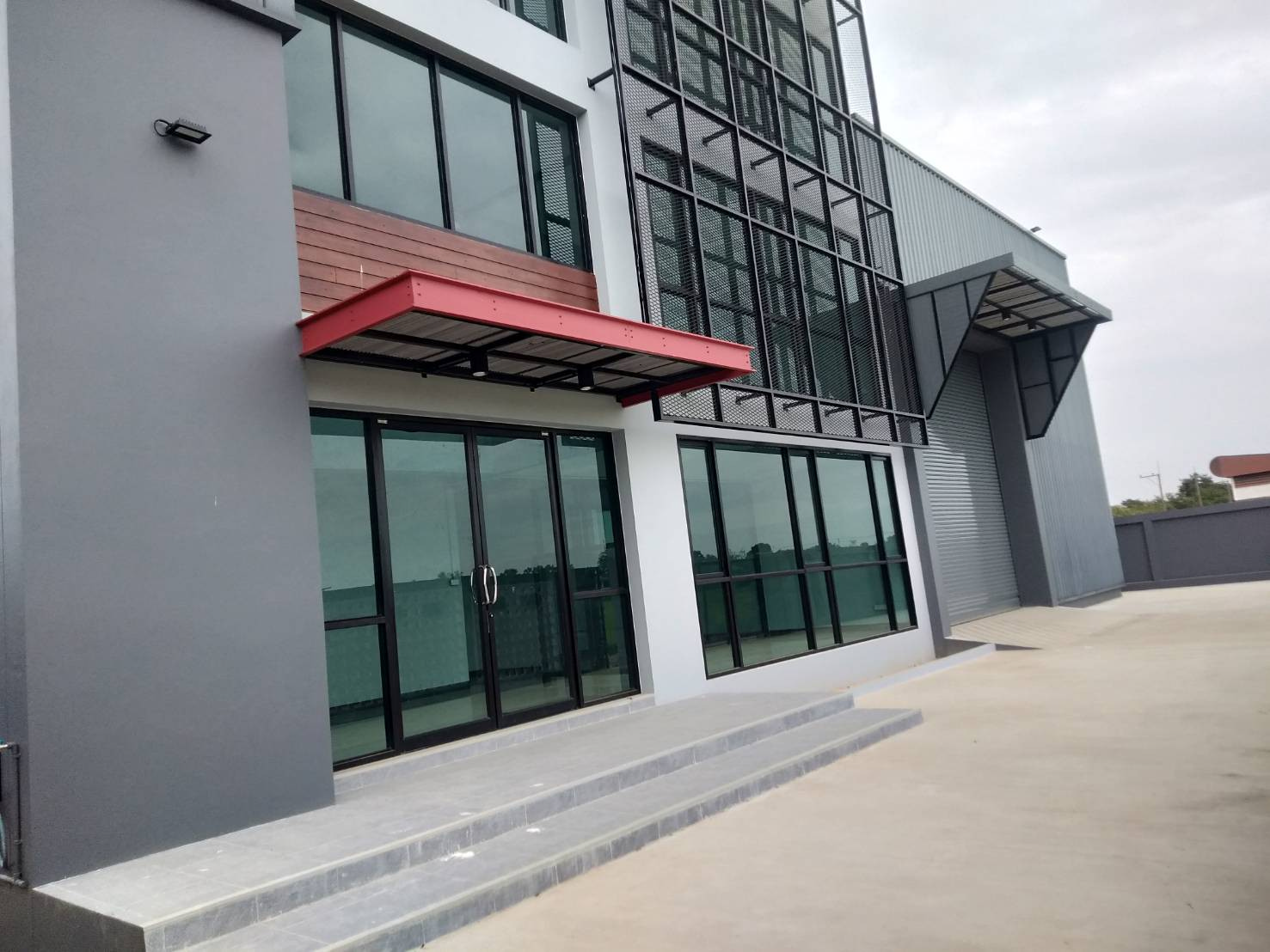 ขายโรงงาน คลังสินค้า พร้อมสำนักงาน3ชั้น สร้างใหม่ สีม่วงเข้มทำเลดี