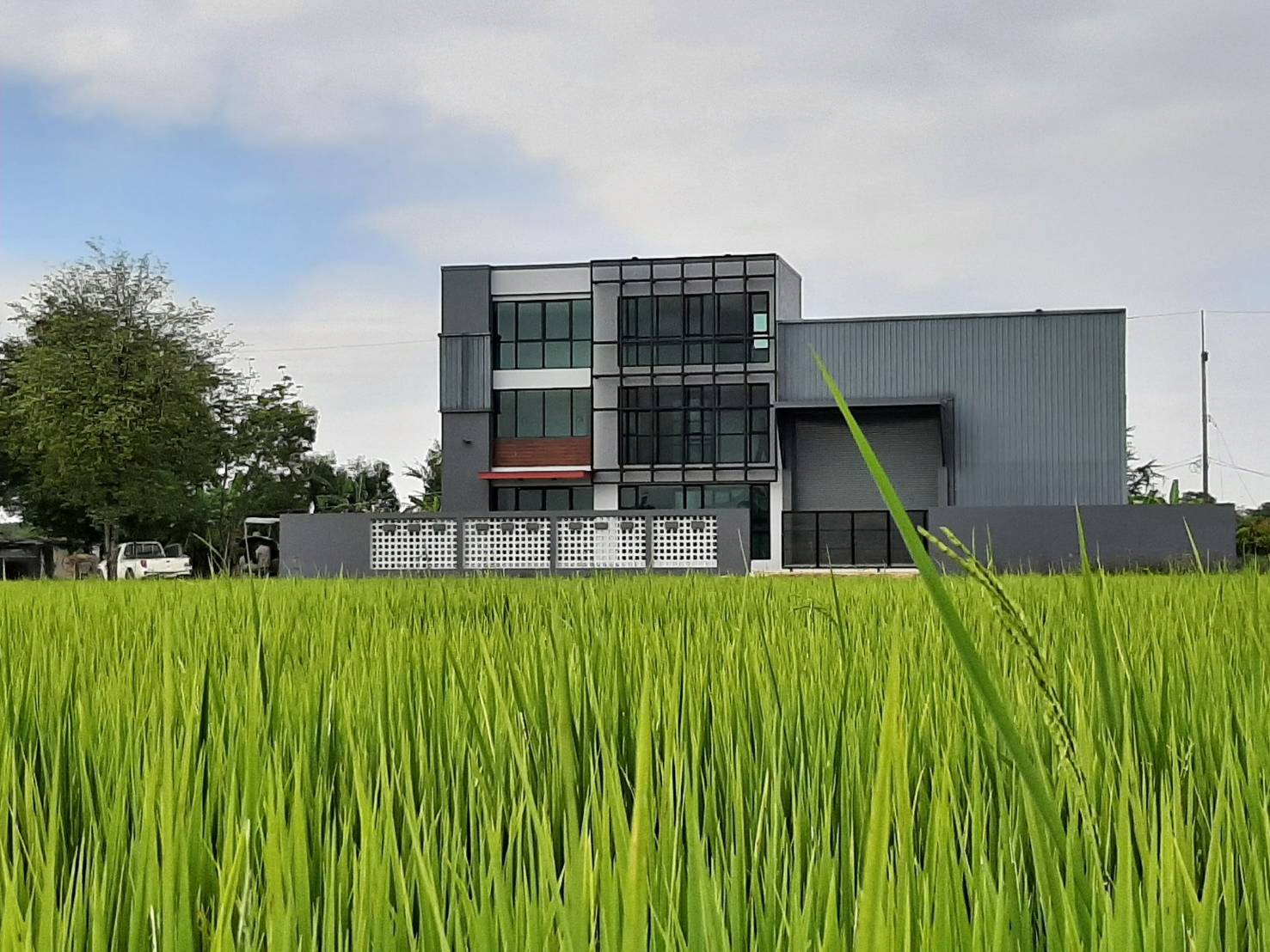 ขายโรงงาน คลังสินค้า พร้อมสำนักงาน3ชั้น สร้างใหม่ สีม่วงเข้มทำเลดี