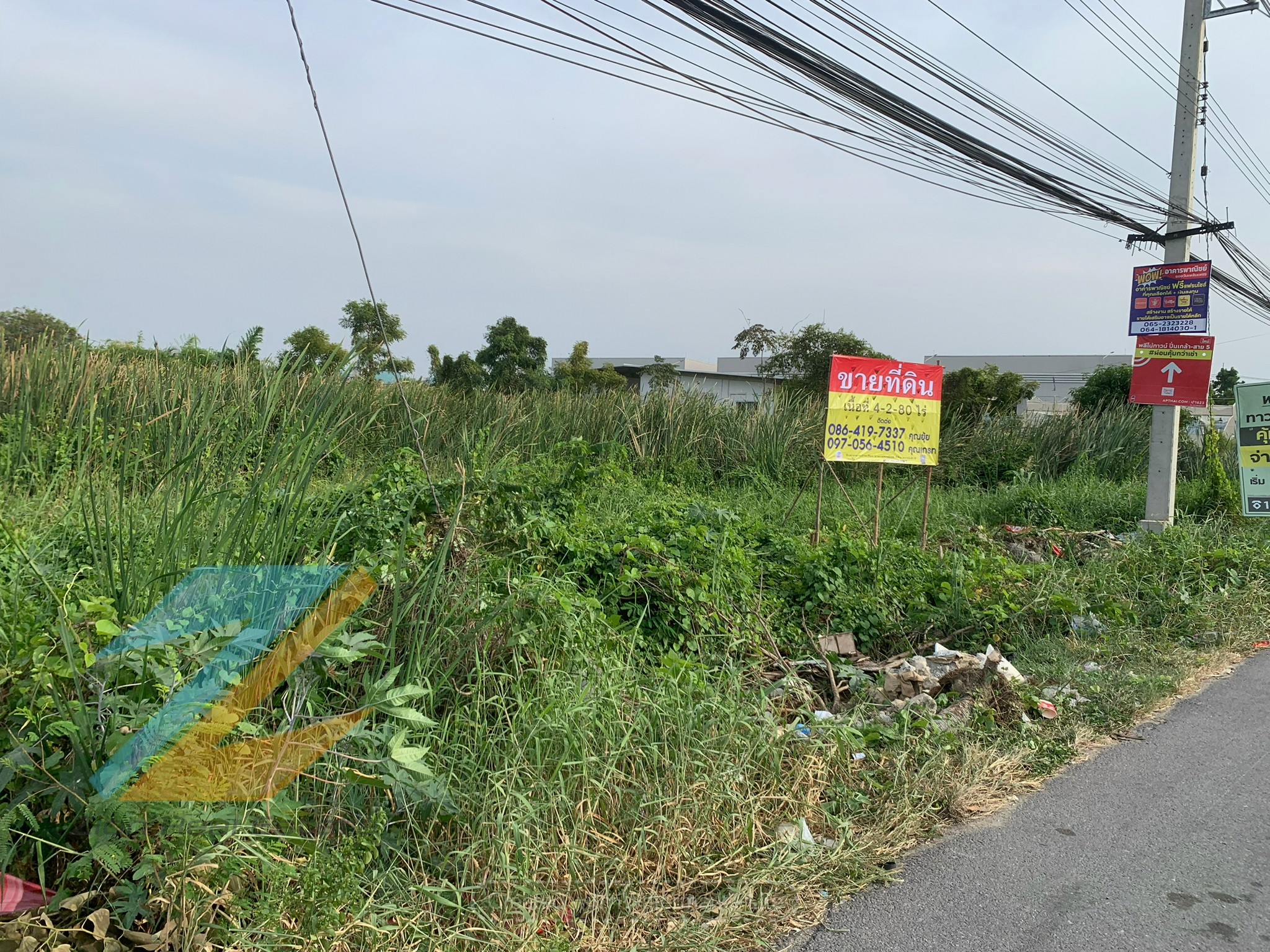 ขายที่ดินทำเลดีติดถนนสาย 5 เนื้อที่ 4-2-80 ไร่    ZY094