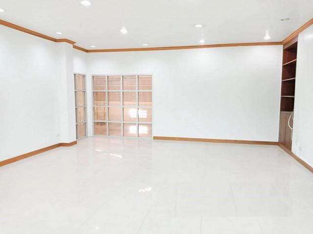 ให้เช่าโกดัง พื้นที่ใช้ 1575 ตร.ม.ติดถนนใหญ่ แพรกษา สมุทรปราการ รถเทรลเลอร์เข้า-ออกได้ พื้นที่สีม่วง