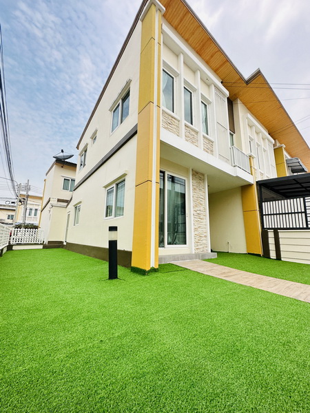 ขายบ้านตัวอย่าง ทาวน์โฮม 2 ชั้น หมู่บ้าน Golden town 2 Onnut Ladkrabang (เจ้าของขายเอง)