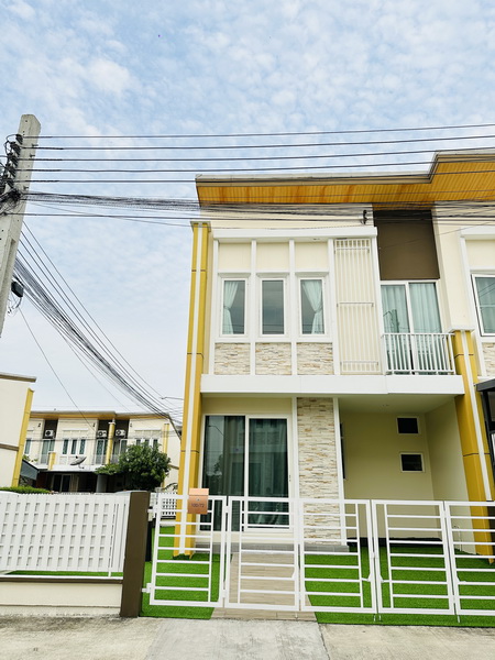 ขายบ้านตัวอย่าง ทาวน์โฮม 2 ชั้น หมู่บ้าน Golden town 2 Onnut Ladkrabang (เจ้าของขายเอง)