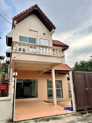 ให้เช่าบ้าน 2ชั้น 3ห้องนอน 2ห้องน้ำ แอร์ 4ตัว 1ห้องครัว 1ห้องนั่งเล่น