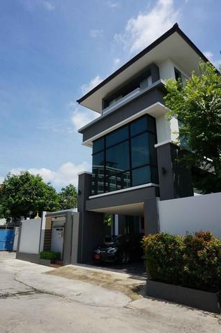 ขายบ้านเดี่ยวหรู 3 ชั้น 97 ตรว. สไตล์โมเดิร์น พร้อมอาคารสำนักงาน รัชดาซอย 3 ใกล้ MRT พระราม 9