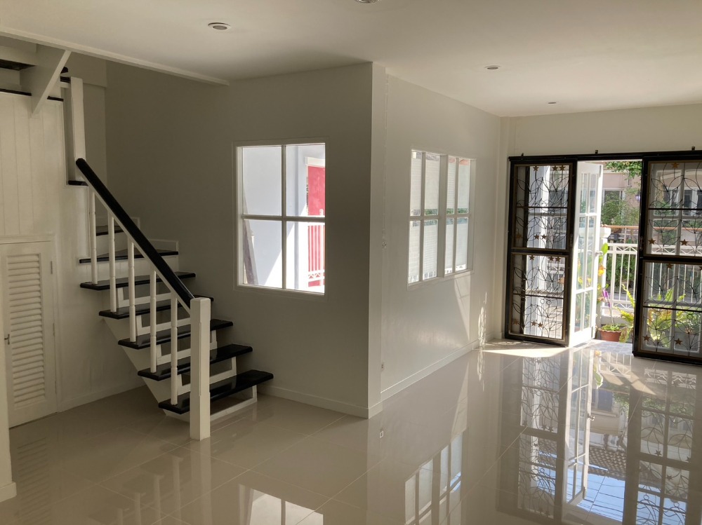 ขายบ้านทาวน์เฮาส์ 2 ชั้น หมู่บ้านบุศรินทร์ – รามอินทรา รีโนเวทใหม่พร้อมเข้าอยู่