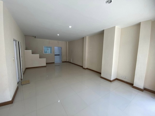 S2273 ขายทาวน์โฮม 3 ชั้น ซอยโชคชัย 4 หลังมุม ย่านลาดพร้าว