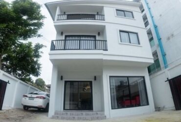 S2173  ให้เช่าบ้านเดี่ยว 3 ชั้น ถนนสุขุมวิท 65 ใกล้สถานีรถไฟฟ้าBTSเอกมัย