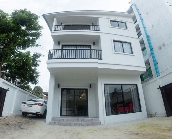 S2173  ให้เช่าบ้านเดี่ยว 3 ชั้น ถนนสุขุมวิท 65 ใกล้สถานีรถไฟฟ้าBTSเอกมัย