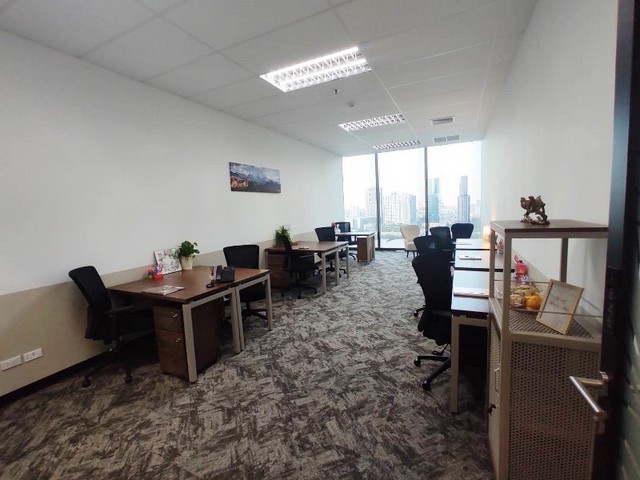 ให้เช่า Service Office 180 เมตร หิ้วโน้ตบุ๊คเข้าทำงานได้ทันที  มีกั้นห้องผู้บริหารภายใน