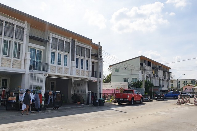 ขายทาวน์เฮ้าส์  หมู่บ้านโกลเด้น ซิตี้ ปิ่นเกล้า-จรัญสนิทวงศ์ นนทบุรี (PTT00290)