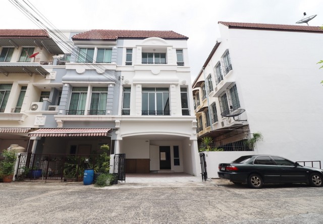 ขายบ้านกลางเมือง บริติชทาวน์ ศรีนครินทร์ 21.4 ตร.ว. 3 ห้องนอน สภาพดี หลังมุม
