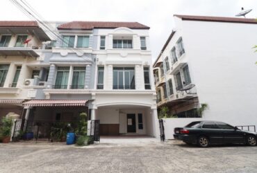 ขายบ้านกลางเมือง บริติชทาวน์ ศรีนครินทร์ 21.4 ตร.ว. 3 ห้องนอน สภาพดี หลังมุม